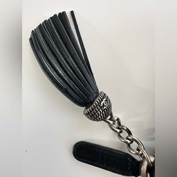 Chanel Black Calfskin Zippy Wallet with Iconic Tassel Detail & Gunmetal Hardware - Picture 4 of 13